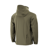 M-Tac Soft Shell Police Jakke i olivengrøn med hætte foldet ind i kraven, fleece-indre og justerbare identifikationspaneler. Vejrbestandig design.