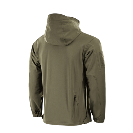M-Tac Soft Shell Police Jakke i olivengrøn med hætte foldet ind i kraven, fleece-indre og justerbare identifikationspaneler. Vejrbestandig design.