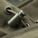 Nærbillede af justerbar snoretræk på M-Tac Soft Shell Police Jakke, der viser detaljeret syning og materialekvalitet