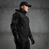 M-Tac Soft Shell Police Jakke i sort, designet med vindbeskyttende membran og fleece, dynamisk snit og justerbare identifikationspaneler