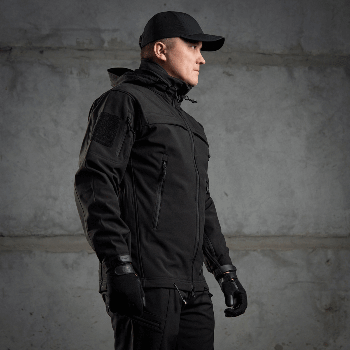 M-Tac Soft Shell Police Jakke i sort, designet med vindbeskyttende membran og fleece, dynamisk snit og justerbare identifikationspaneler