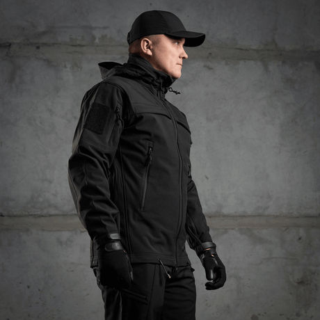 M-Tac Soft Shell Police Jakke i sort, designet med vindbeskyttende membran og fleece, dynamisk snit og justerbare identifikationspaneler