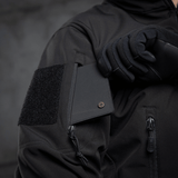 M-Tac Soft Shell Police Jakke med justerbart panel på ærmet, perfekt til beskyttelse mod vind og vejr, med indre fleece-lag.