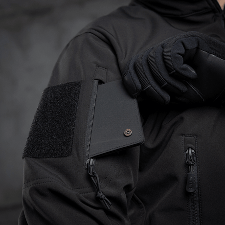 M-Tac Soft Shell Police Jakke med justerbart panel på ærmet, perfekt til beskyttelse mod vind og vejr, med indre fleece-lag.