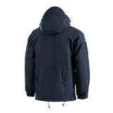 M-Tac Soft Shell Police Jakke set bagfra med justerbar hætte og lynlåslommer, designet til alsidig bevægelse og beskyttelse mod elementerne.