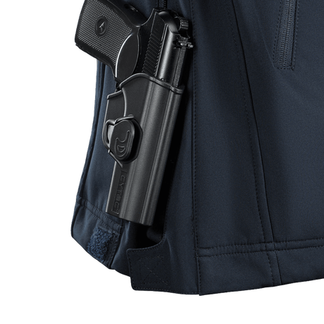 Detalje af M-Tac Soft Shell Police Jakke med en indre lomme til udstyr, fremhæver funktionelt snit og beskyttelse mod vejrforhold.