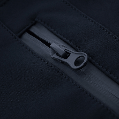 Nærbillede af lynlås på M-Tac Bukser Soft Shell Vinter, der viser robusthed og detaljer i designet.