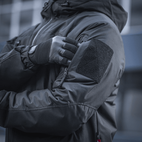 M-Tac Alpha Gen.III Pro Vinterjakke i vandafvisende materiale ideel til ekstreme forhold, nærbillede af ærmedetaljer.