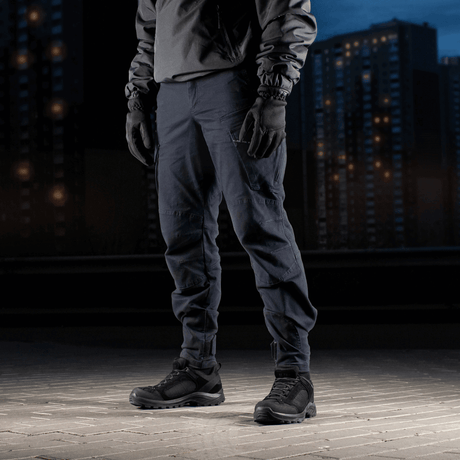 M-Tac Bukser Aggressor Vintage i mørkt bymiljø, kombinerer komfort og stil med taktisk design og fleksibilitet.