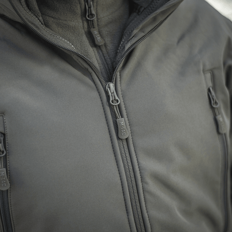 M-Tac Soft Shell Jakke med Liner med aftageligt foer og lynlås, ideel til dårligt vejr med letvægtsdesign.