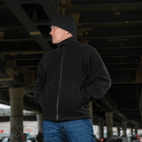 Mand iført M-Tac Soft Shell Jakke med Liner under en bybro