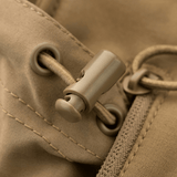 Nærbillede af justerbar snorstopper på M-Tac Soft Shell Jakke med Liner for optimal beskyttelse mod dårligt vejr.