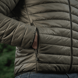 M-Tac Stalker Gen. III Primaloft Jakke med Primaloft isolering, minimalistisk design taget i brug udendørs, nærbillede af lommedetalje.