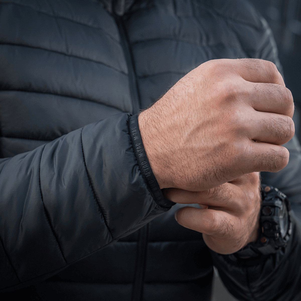 M-Tac Stalker Gen. III Primaloft Jakke i minimalistisk design, perfekt til mellemsæsonen med high-tech isolering og fugtafvisende egenskaber.