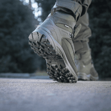 Nærbillede af M-Tac Taktiske Sæsonstøvler trækkende i udendørs terræn med synlig slidstærk sål og ruskind-overdel.