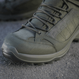 Nærbillede af M-Tac Taktiske Sæsonstøvler på stenet terræn