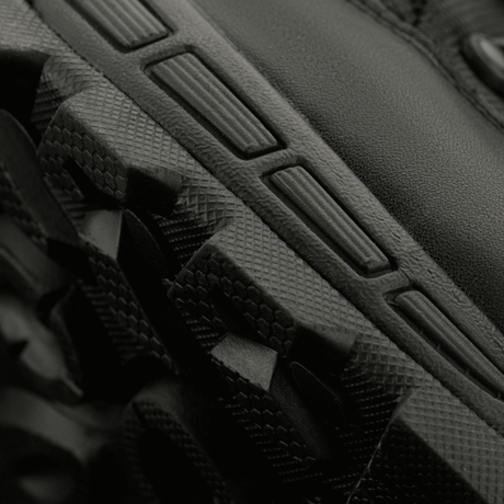 Nærbillede af sålen på M-Tac Vinter Taktiske Støvler Thinsulate, der fremhæver det robuste greb til vinterforhold.