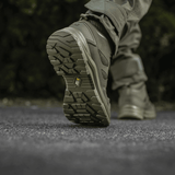 M-Tac Taktiske Sommerstøvler Iva set fra bagfra under gang, med fokus på den robuste sål, ideel til varmt vejr og taktiske opgaver.