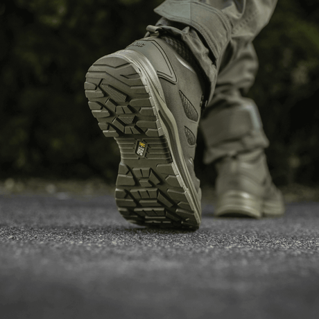 M-Tac Taktiske Sommerstøvler Iva set fra bagfra under gang, med fokus på den robuste sål, ideel til varmt vejr og taktiske opgaver.