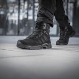 M-Tac Taktiske Sommerstøvler Iva – åndbare støvler ideelle til varme forhold og taktiske opgaver, fotograferet udendørs på betonoverflade