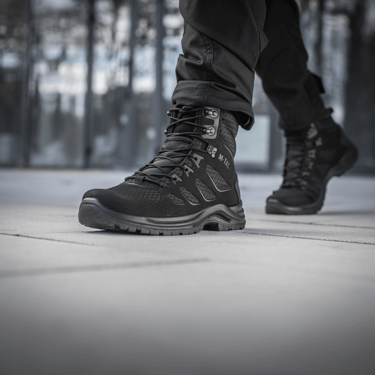 M-Tac Taktiske Sommerstøvler Iva – åndbare støvler ideelle til varme forhold og taktiske opgaver, fotograferet udendørs på betonoverflade