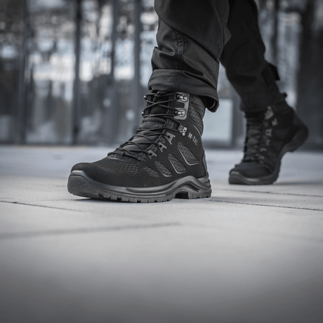 M-Tac Taktiske Sommerstøvler Iva – åndbare støvler ideelle til varme forhold og taktiske opgaver, fotograferet udendørs på betonoverflade