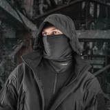 Mand iført M-Tac Polartec Vent Tube Scarf til beskyttelse mod vind og kulde, perfekt til udendørs aktiviteter i vintervejr.