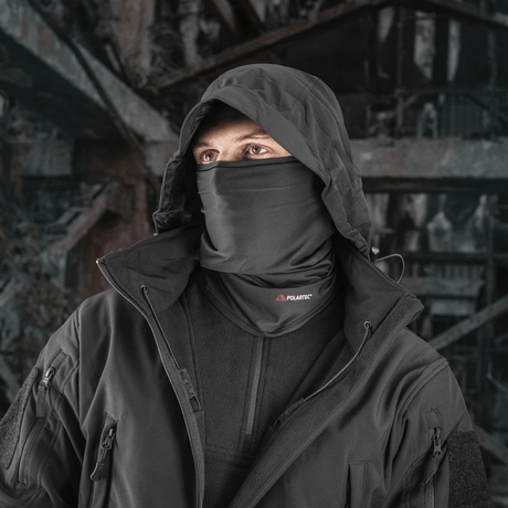 Mand iført M-Tac Polartec Vent Tube Scarf til beskyttelse mod vind og kulde, perfekt til udendørs aktiviteter i vintervejr.