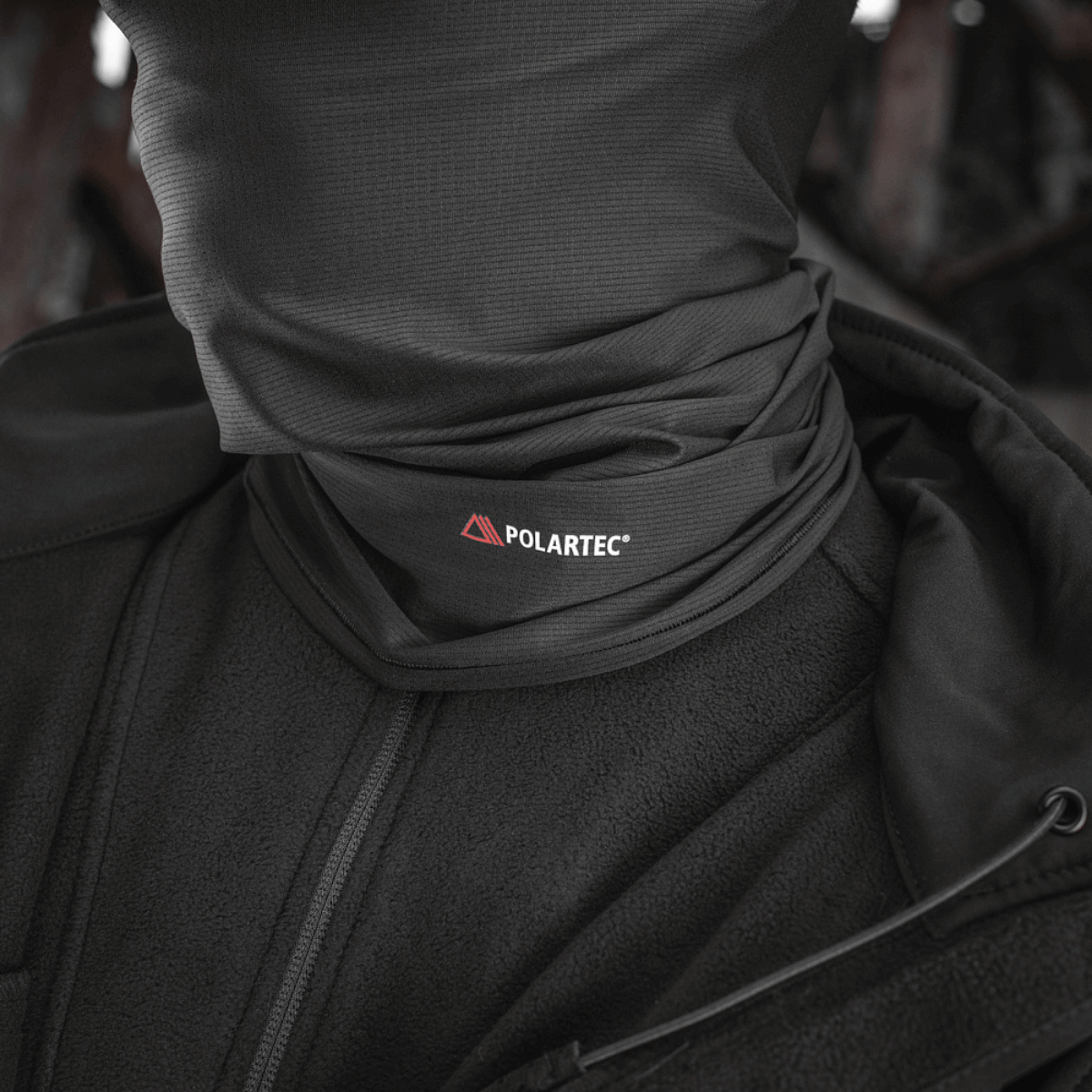 M-Tac Polartec Vent Tube Scarf i sort, der dækker hals og ansigt for beskyttelse mod vind og kulde, lavet af Polartec® Power Dry® materiale.