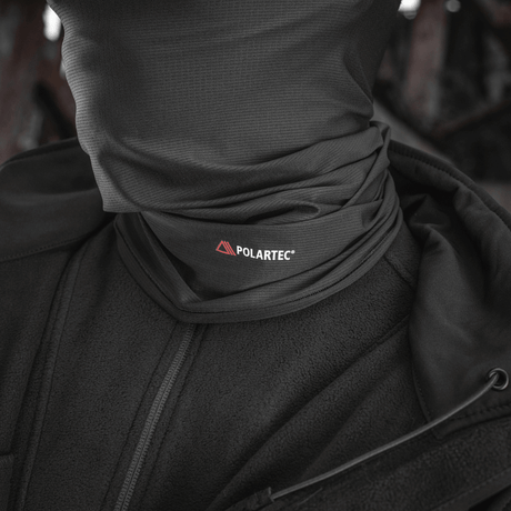 M-Tac Polartec Vent Tube Scarf i sort, der dækker hals og ansigt for beskyttelse mod vind og kulde, lavet af Polartec® Power Dry® materiale.