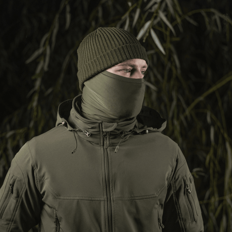 Person iført M-Tac Polartec Vent Tube Scarf som ansigtsmaske og hue i naturen