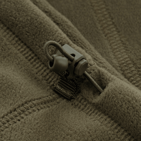 Detalje af M-Tac Anatomisk Tube Scarf med Snor Polartec, fremstillet af blød Polartec Micro Series fleece, med fokus på lukkemekanismen.