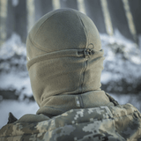 M-Tac Anatomisk Tube Scarf med Snor Polartec i brug som ansigtsmaske, beskytter mod vinterkulde i udendørs miljø.