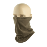M-Tac Anatomisk Tube Scarf med Snor Polartec på mannequin; varmt, funktionelt halsrør til beskyttelse mod vind, støv og regn.