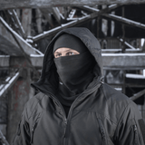 Person iført M-Tac Anatomisk Tube Scarf med Snor Polartec i et vinterlandskab