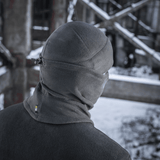 M-Tac Anatomisk Tube Scarf med Snor Polartec i gråt fleece stof, set på person i vintermiljø for optimal varme og komfort.