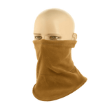 M-Tac Anatomisk Tube Scarf med Snor Polartec i beige fleece på mannequin hoved, designet til ansigt- og halsbeskyttelse mod vind.