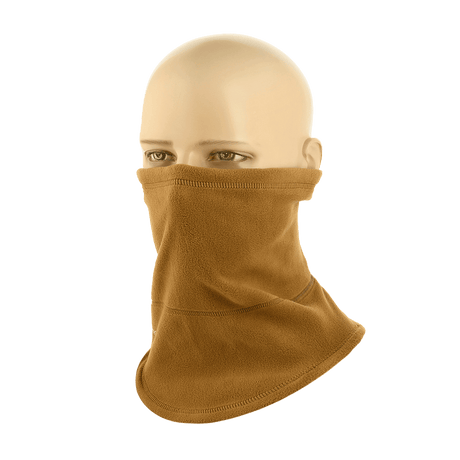 M-Tac Anatomisk Tube Scarf med Snor Polartec i beige fleece på mannequin hoved, designet til ansigt- og halsbeskyttelse mod vind.