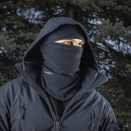 Mand iført M-Tac Anatomisk Tube Scarf med Snor Polartec som ansigtsmaske i skovmiljø. Polartec fleece giver varme og beskyttelse.
