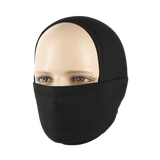 Person iført et M-Tac Tube Scarf Polartec Power Grid som en ansigtsmaske. Beskyttelse mod vind og kulde med stilfuldt design.