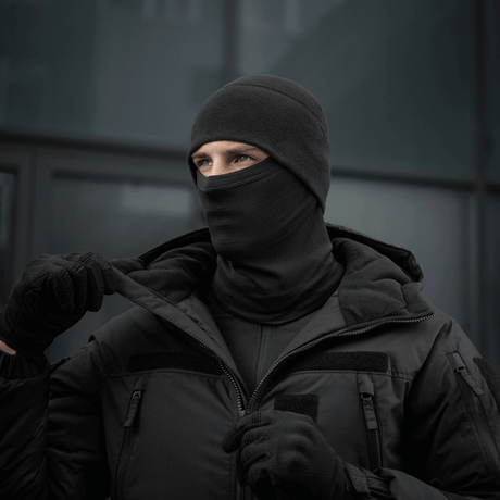 Mand iført M-Tac Tube Scarf Polartec Power Grid for beskyttelse mod koldt vejr