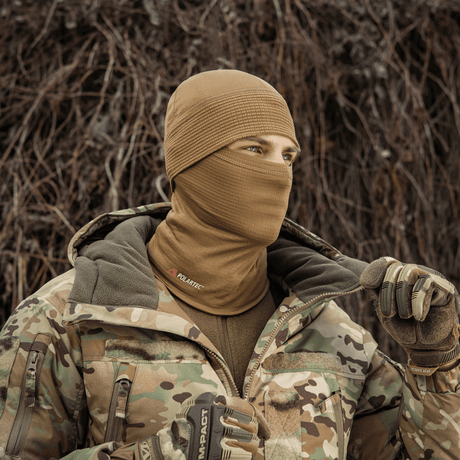 Person iklædt M-Tac Tube Scarf Polartec Power Grid i en camouflagedragt, der beskytter mod kulde, vind og tjener som ansigtsmaske.