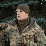 M-Tac Tube Scarf Polartec Power Grid i brug som varmeisolerende halsrør til beskyttelse mod vind og kulde i camouflage landjakke.