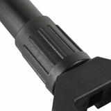 Nærbillede af M-Tac Sammenklappelig Skovl med Etui, viser det robuste foldbare design og tekstureret håndtag til outdoor brug.