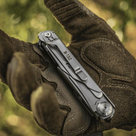 M-Tac Type 3 Foldekniv (5-i-1) Rustfrit Stål i handsket hånd, perfekt til EDC med alsidige værktøjer til daglig brug og udendørsliv.