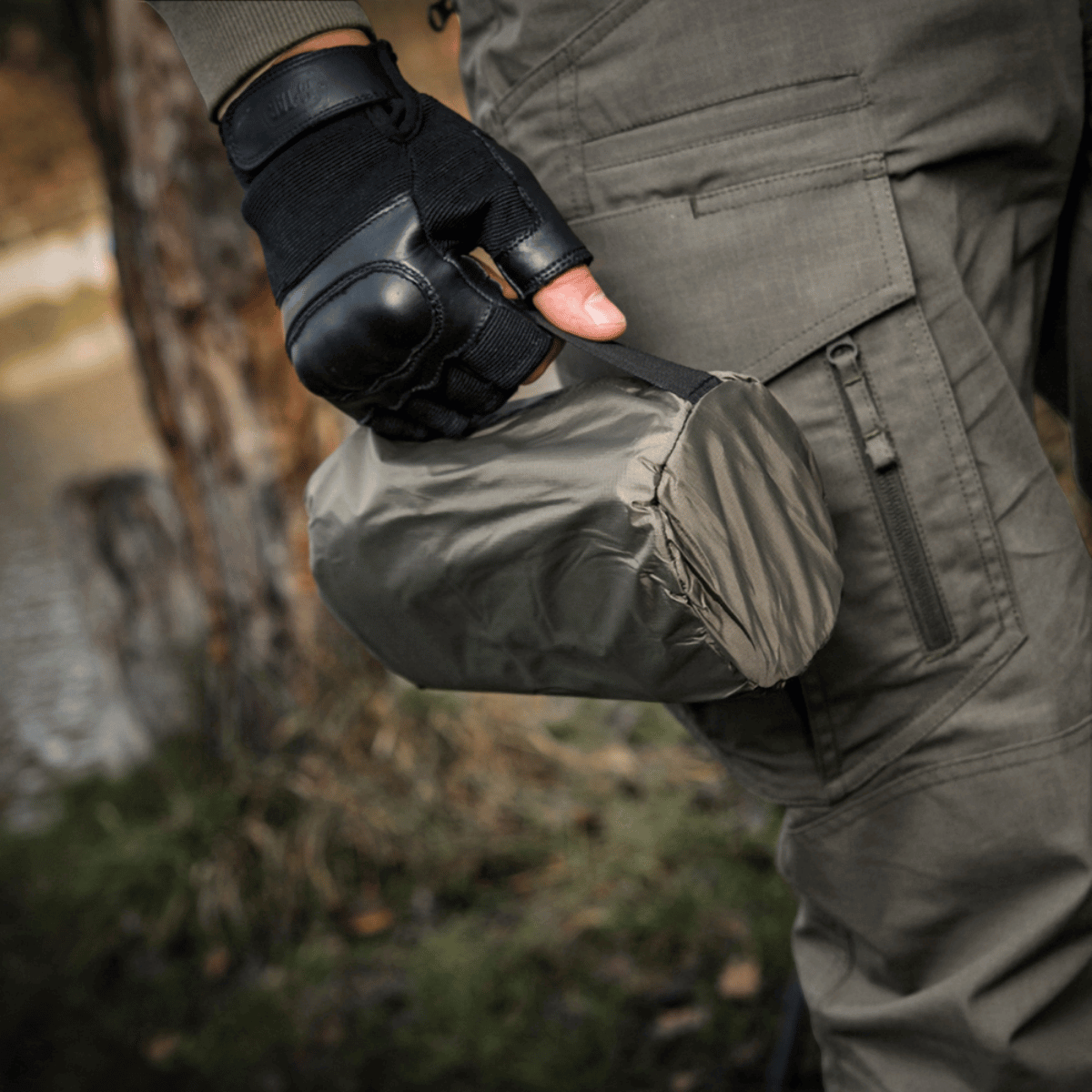 M-Tac Oppustelig Liggeunderlag 195x60 kompakt pakket klar til camping eller feltovernatning på en kølig dag.