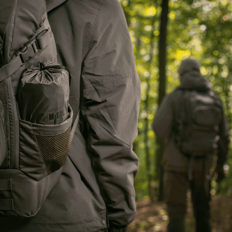 M-Tac Oppustelig Liggeunderlag 195x60 i rygsæk under skovvandring