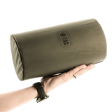 M-Tac Oppusteligt Liggeunderlag 195x120 pakket og holdt i en hånd