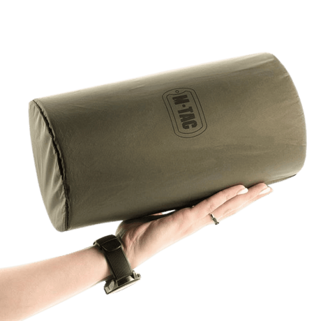 M-Tac Oppusteligt Liggeunderlag 195x120 pakket og holdt i en hånd