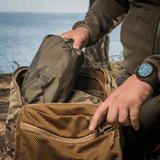 M-Tac Oppusteligt Liggeunderlag 195x120 pakket i en rygsæk klar til camping ved søen